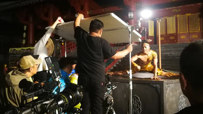 6月6日凌晨，距离《端午奇妙夜》上线仅差6天，第二个节目《龙舟祭》仍在通宵拍摄。受访者供图