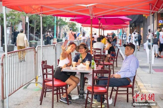 资料图：顾客在美国旧金山唐人街街头用餐。中新社记者 刘关关 摄