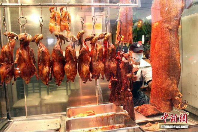 资料图：中餐馆的厨师正在切烧味。中新社记者 余瑞冬 摄