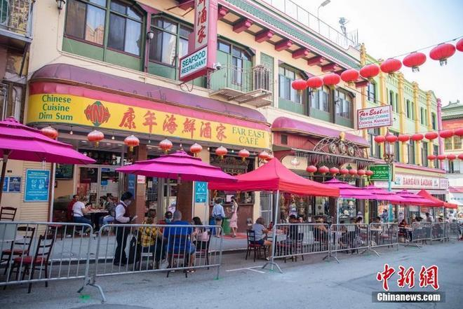 资料图：顾客在美国旧金山唐人街街头用餐。中新社记者 刘关关 摄