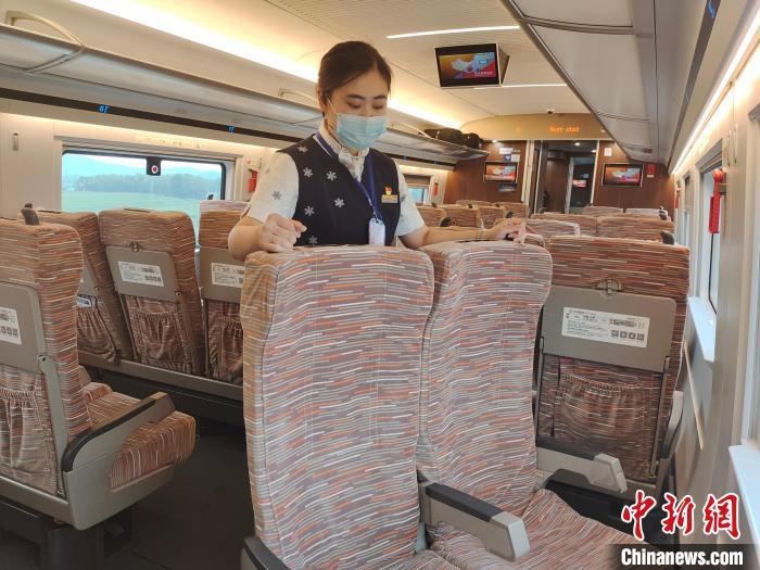 闫镁铖检查座椅调节。　张学鹏 摄