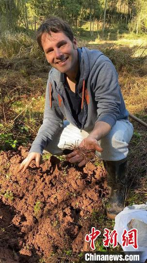 图为詹姆斯在乡村。　受访者供图