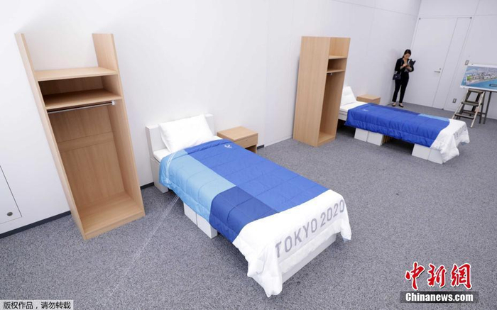 资料图：奥运村选手的床由用纸板做的床腿支撑。