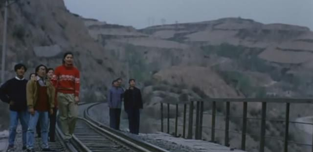 电影《站台》,小镇文艺青年崔明亮的“沦落史”|爱情|父亲|火车|尹瑞娟|剧团_新浪新闻