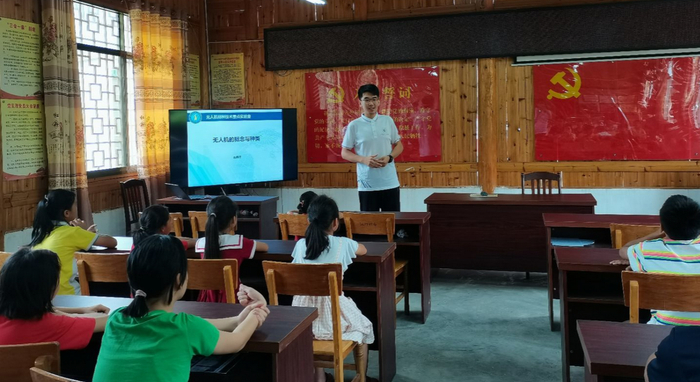 志愿者开展支教活动（央广网发 西北工业大学供图）