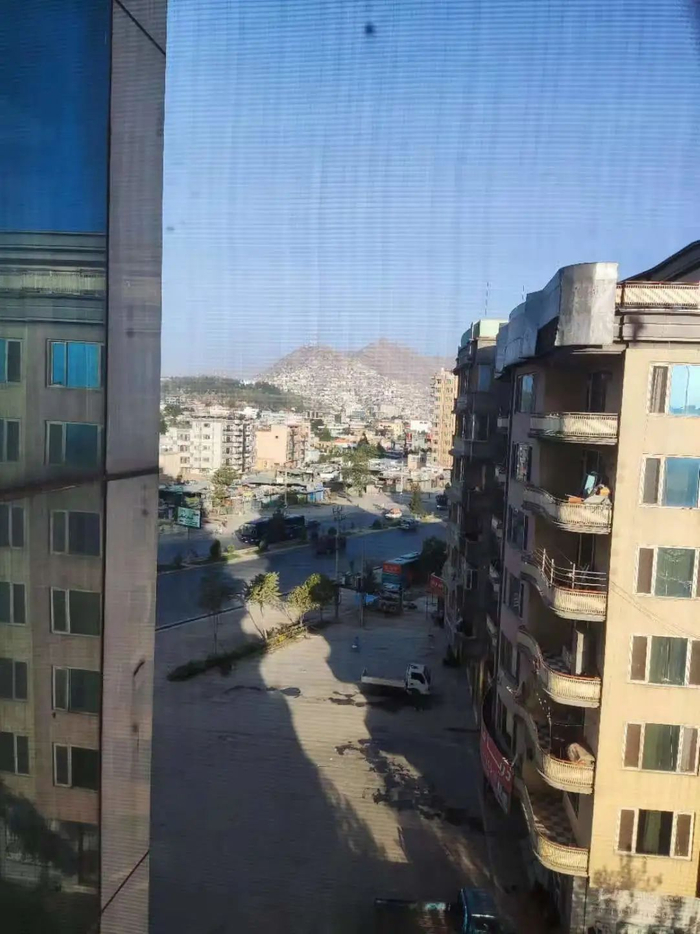 ▲8月16日，受访者在家中拍摄的外面街景。受访者供图