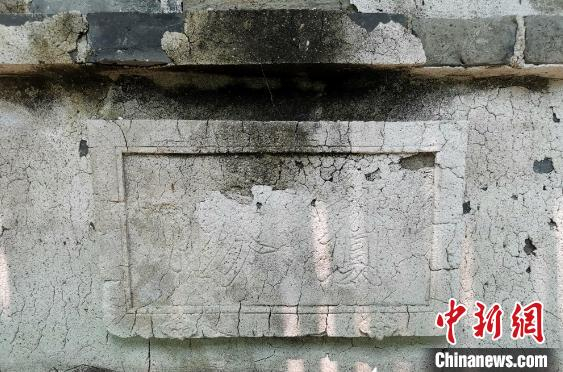 古塔一角 彭连生 摄