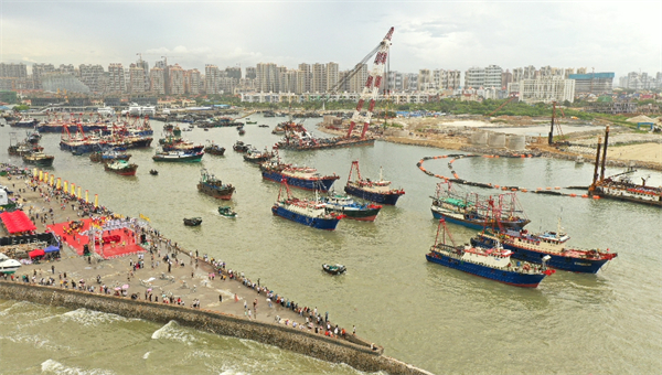 渔船有序出港（央广网发 张新宁摄）