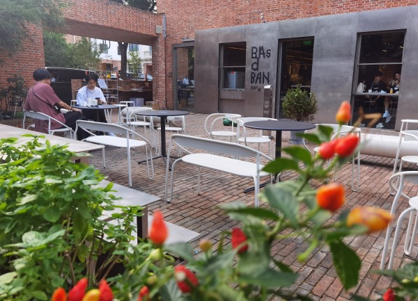 图说：愚园路上一家咖啡店院子里的椅子共享给市民休息