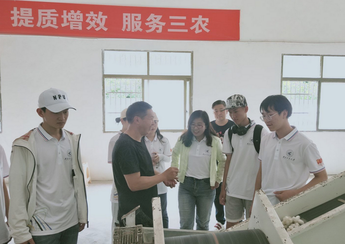 志愿者们在襄渝铁路巴山工务车间参观（央广网发 西北工业大学供图）