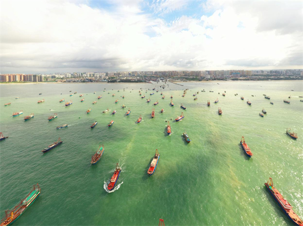 渔船有序出港（央广网发 张新宁摄）