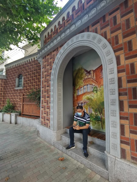 图说：愚园路上新建的公共座椅，不仅可供休息，还设计别出心裁，亦是拍照留影的好地方。周馨 摄（下同）