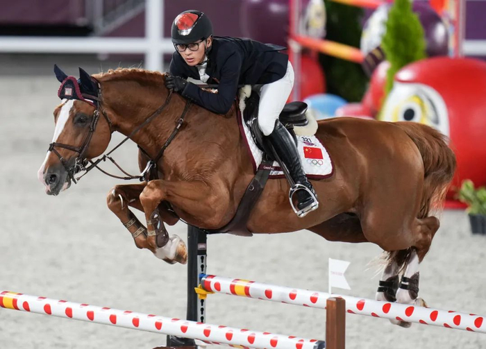 8月6日，中国选手李耀锋、李振强、张兴嘉参加马术场地障碍赛团体预赛，排名第12位。图为张兴嘉在比赛中。新华社记者 朱峥摄