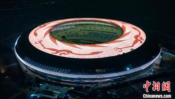 第31届世界大学生夏季运动会主场馆的太阳神鸟图案。　嘉楠 摄