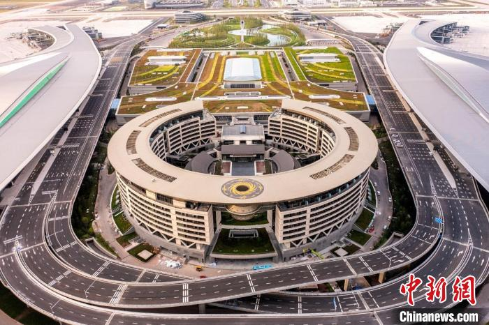 成都天府国际机场借鉴太阳神鸟展翅造型。　陈成 摄