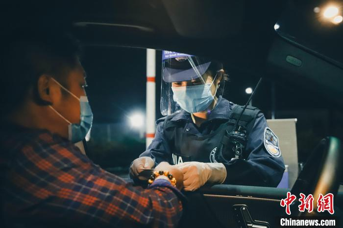 图为民警吕姝娟正在检查证件。　马冀 摄
