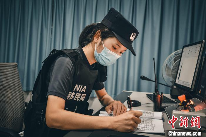 图为民警黄丽正在记录扫描过的车辆信息。　王艳 摄