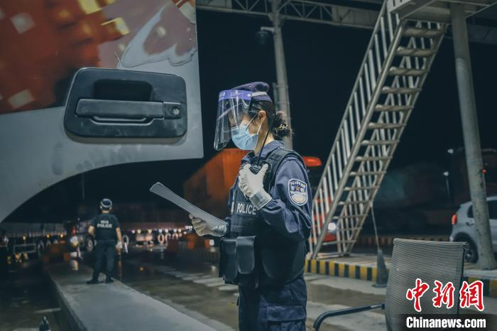 图为民警吕姝娟正在检查货单。　马冀 摄