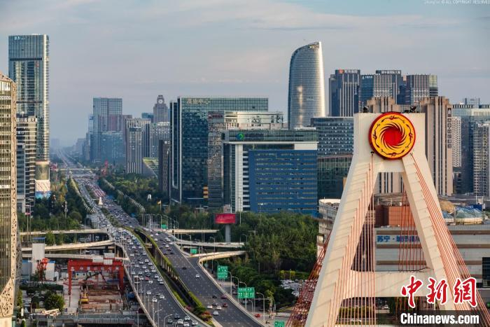 成都天府立交桥的太阳神鸟图案。　张艳 摄