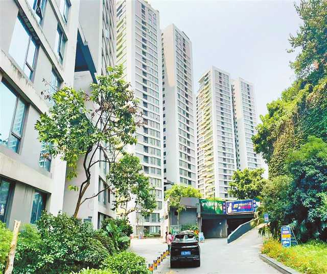 &nbsp;&nbsp;&nbsp;&nbsp;图为阳光100居民小区。记者 杨铌紫 实习生 鄢钧丹 摄