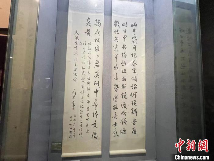 周恩来同志为曹天风先生书行书联。　童笑雨 摄