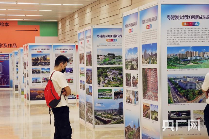 市民观展。（央广网记者黄璐璐 摄）