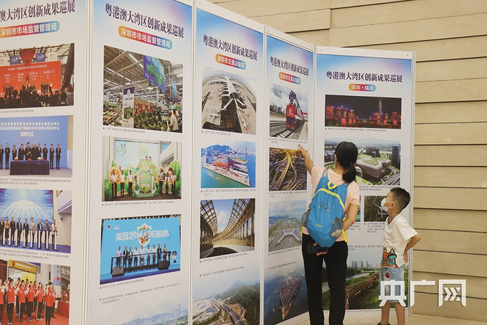 市民观展。（央广网记者黄璐璐 摄）