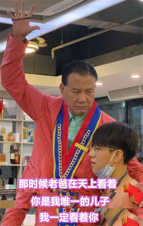 64岁万梓良一家三口齐现身,娇妻皮肤白皙,18岁儿子鼻子高挺