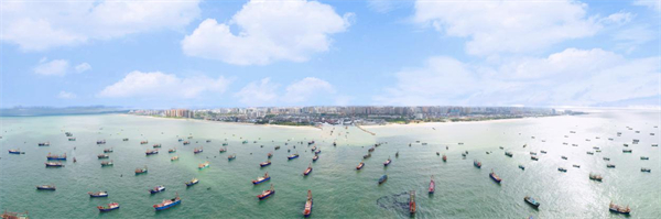 渔船出海作业（央广网发 张新宁摄）