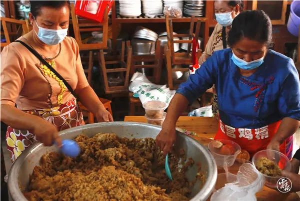 傣族大妈在做爱心糯米饭。图源：云南日报