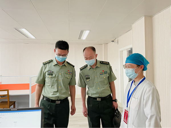 南通征兵体检检查组检查应征体检过程（央广网发 姚小玲摄）