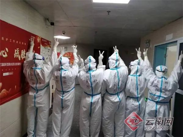 白琼工作结束后和同事的合影。供图