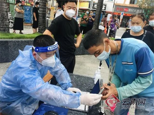 楼远东在瑞丰社区为商铺居民、小区居民和宾馆旅客做核酸检测。李康 王振宇 摄