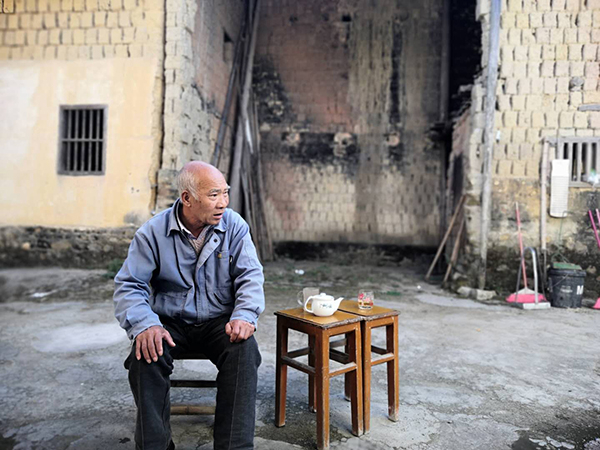 　　2019年11月23日，65岁的曾爱朋坐在院子里回忆起三十多年前的往事。 本文图片均为澎湃新闻记者 明鹊 图