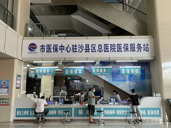 ▲7月15日，沙县区总医院医保服务站前，患者在咨询医保问题。新京报记者 周思雅 摄