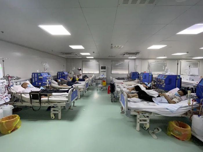 ▲7月16日，沙县区总医院血透室的患者躺在病床上做透析。新京报记者 周思雅 摄