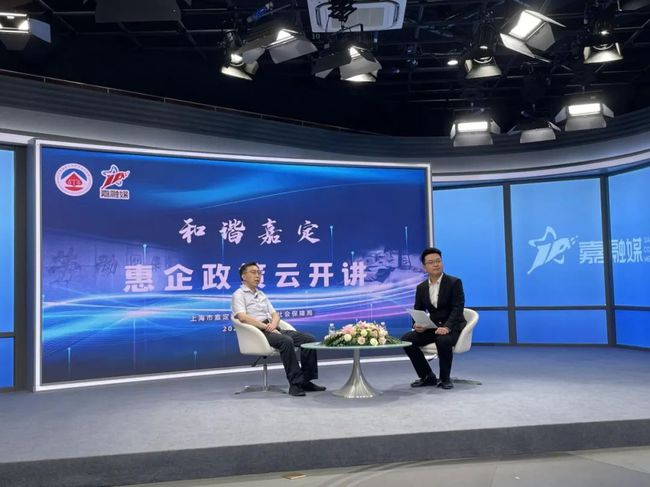 嘉定区总工会劳动权益部部长陈佳（左）