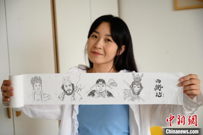 “95后”女孩史钊碧在家中展示自己在卫生纸上的画作。　韦亮 摄