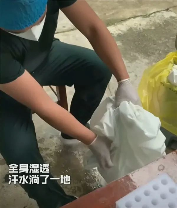 援瑞医护人员脱下防护服休息。截图