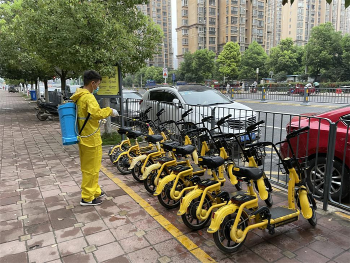 合肥市北城新区裕徽苑小区附近松果电单车工作人员对车辆进行消毒。