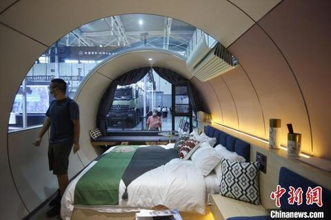 图为“轻奢”精致露营设备，可以看到星星的浪漫星空屋。 泱波 摄