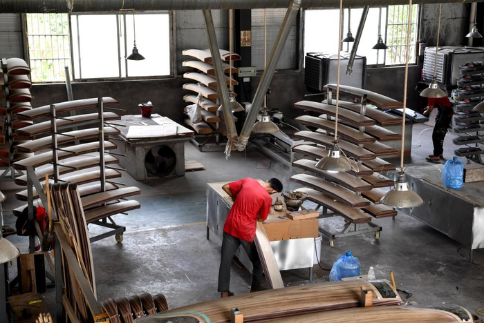 图为兰考县堌阳镇徐场村的一家乐器生产企业。新华社记者 郝源 摄