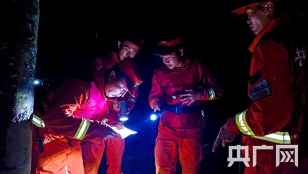 　　按图行进课目中，参赛队员正在研究行进路线（央广网发 龙岩市森林消防支队供图）