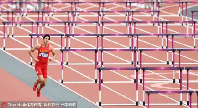 资料图：当地时间2012年8月7日，伦敦奥运会男子110米栏预赛，刘翔意外摔倒无缘半决赛。图片来源：Osports全体育图片社