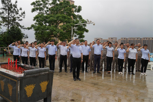 林周（前）带领广西盛隆冶金有限公司开展党建活动（央广网发 受访者供图）