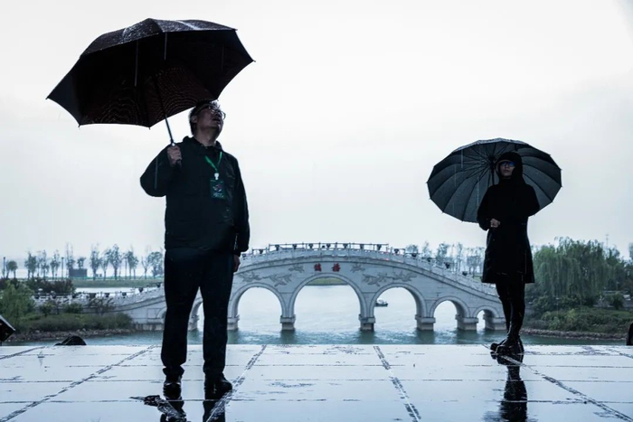 雨中查看舞台情况，导演组的心比雨还凉