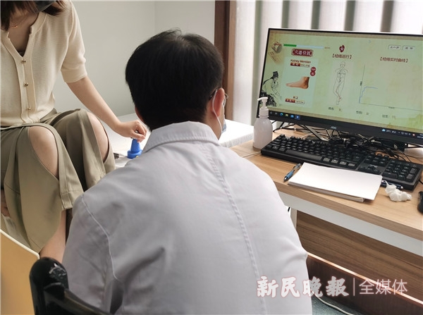 图说：女白领体验经络检测