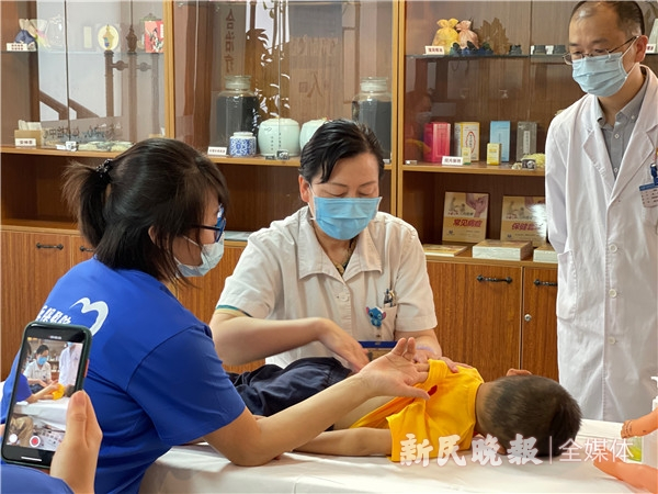图说：陈志伟医生给孩子做推拿 新民晚报记者 左妍 摄（下同）