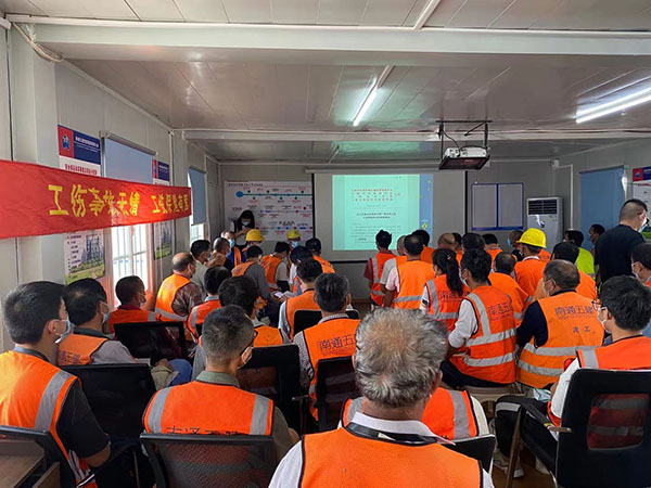 图说：在建设施工现场开展工伤预防宣传培训活动 市人力资源和社会保障局供图（下同）