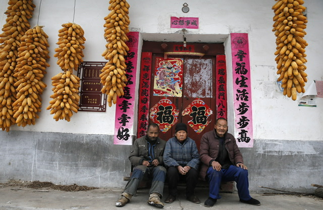 农村相对封闭区域内的低文化低收入男性群体成为光棍的可能性最大。图为2018年12月9日，陕西秦岭，56岁的袁增贵（右）与其智障哥哥（左）和母亲，未婚的兄弟两人和母亲一起生活。 人民视觉 资料